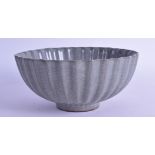 A FINE CHINESE SUNG STYLE SCALLOPED STONEWARE BOWL with overall crackle glaze. 17 cm diameter.