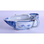 AN EARLY 18TH CENTURY CHINESE EXPORT BLUE AND WHITE SAUCEBOAT Yongzheng/Qianlong, painted with