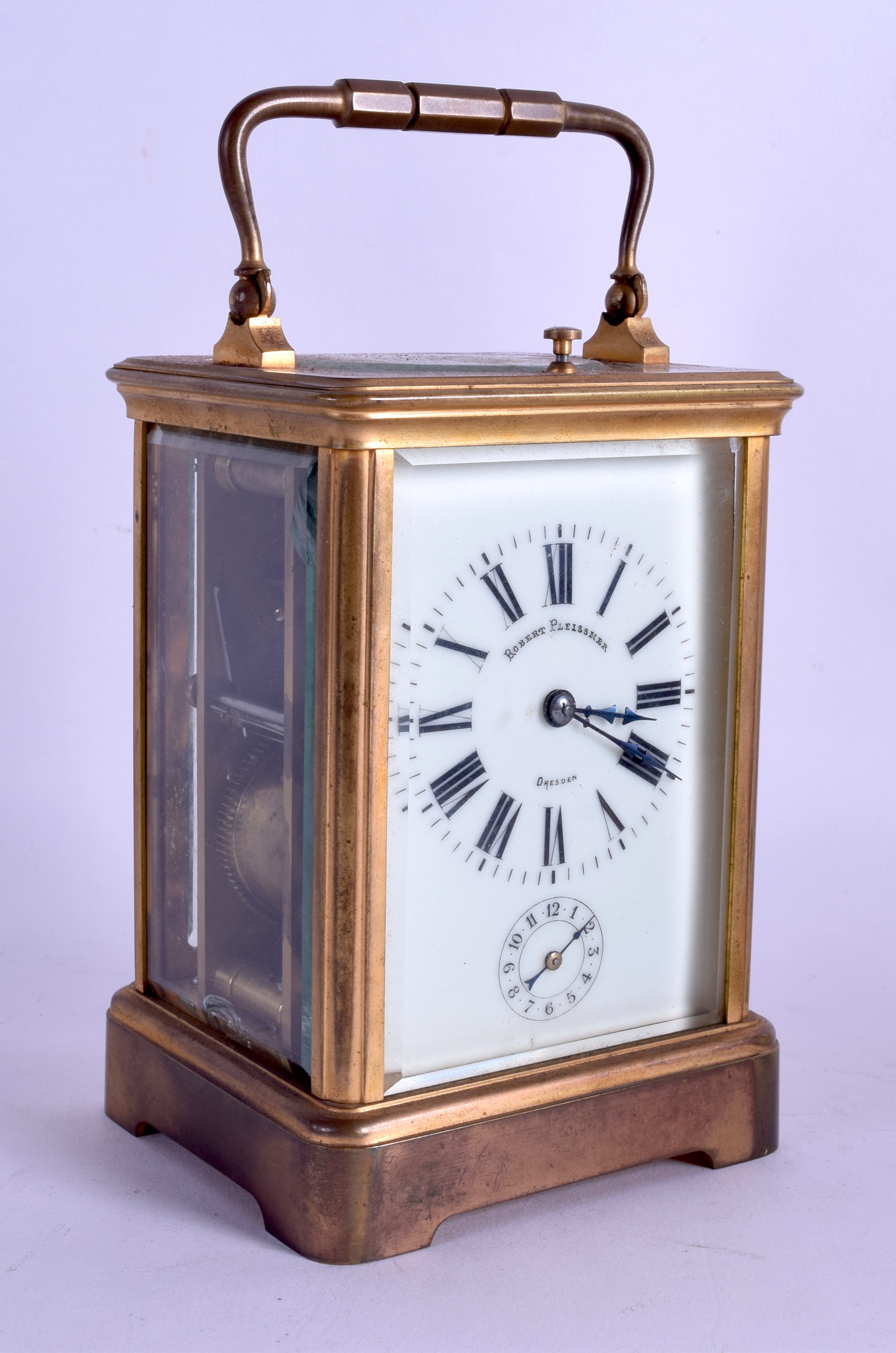 AN ANTIQUE FRENCH REPEATING BRASS CARRIAGE CLOCK by Robert Pleissner of Dresden. 18 cm high inc - Image 2 of 5