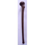 AN EARLY 20TH CENTURY AFRICAN TRIBAL CARVED HARDWOOD THROWING CLUB. 44 cm long.