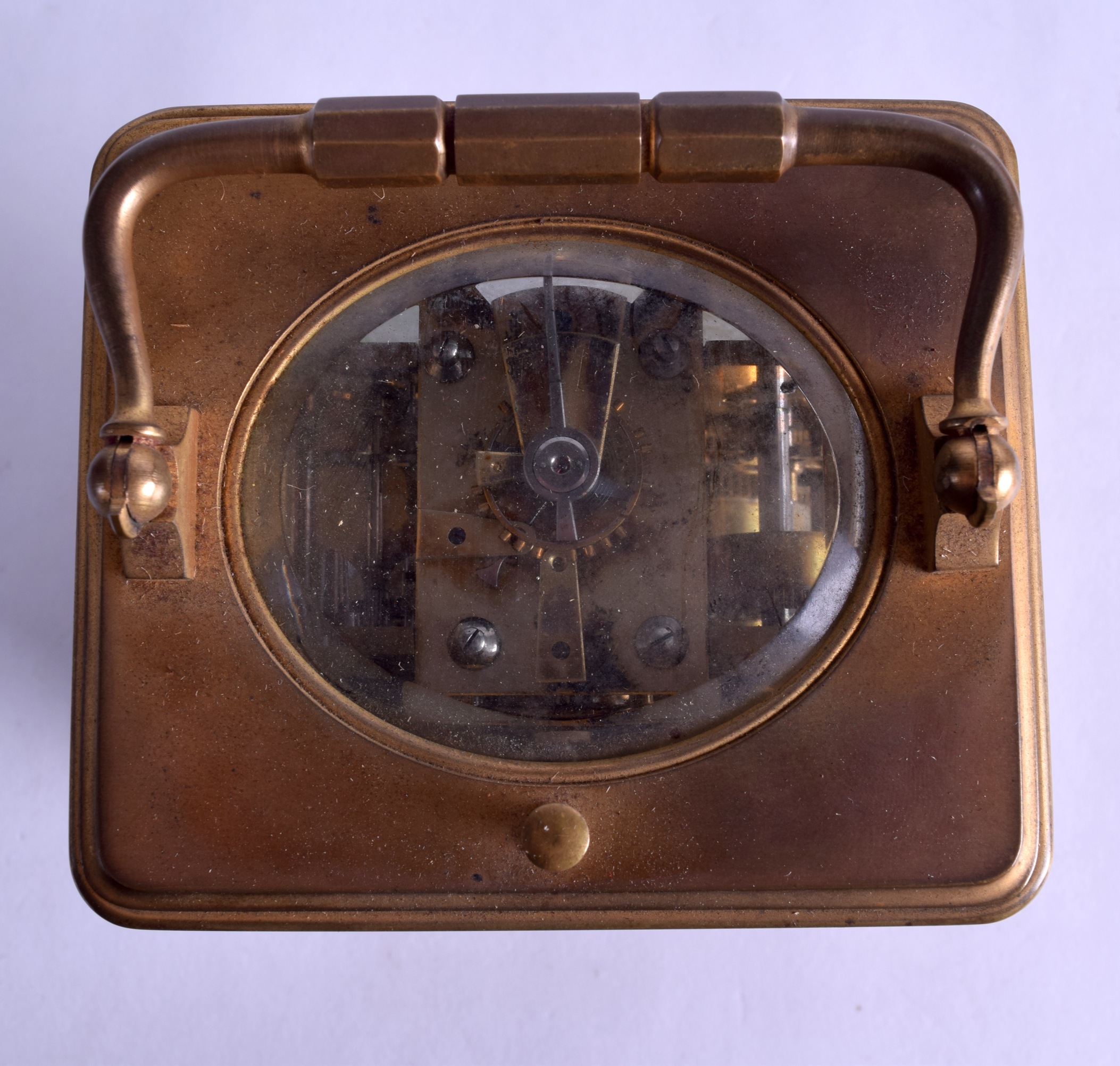 AN ANTIQUE FRENCH REPEATING BRASS CARRIAGE CLOCK by Robert Pleissner of Dresden. 18 cm high inc - Image 4 of 5