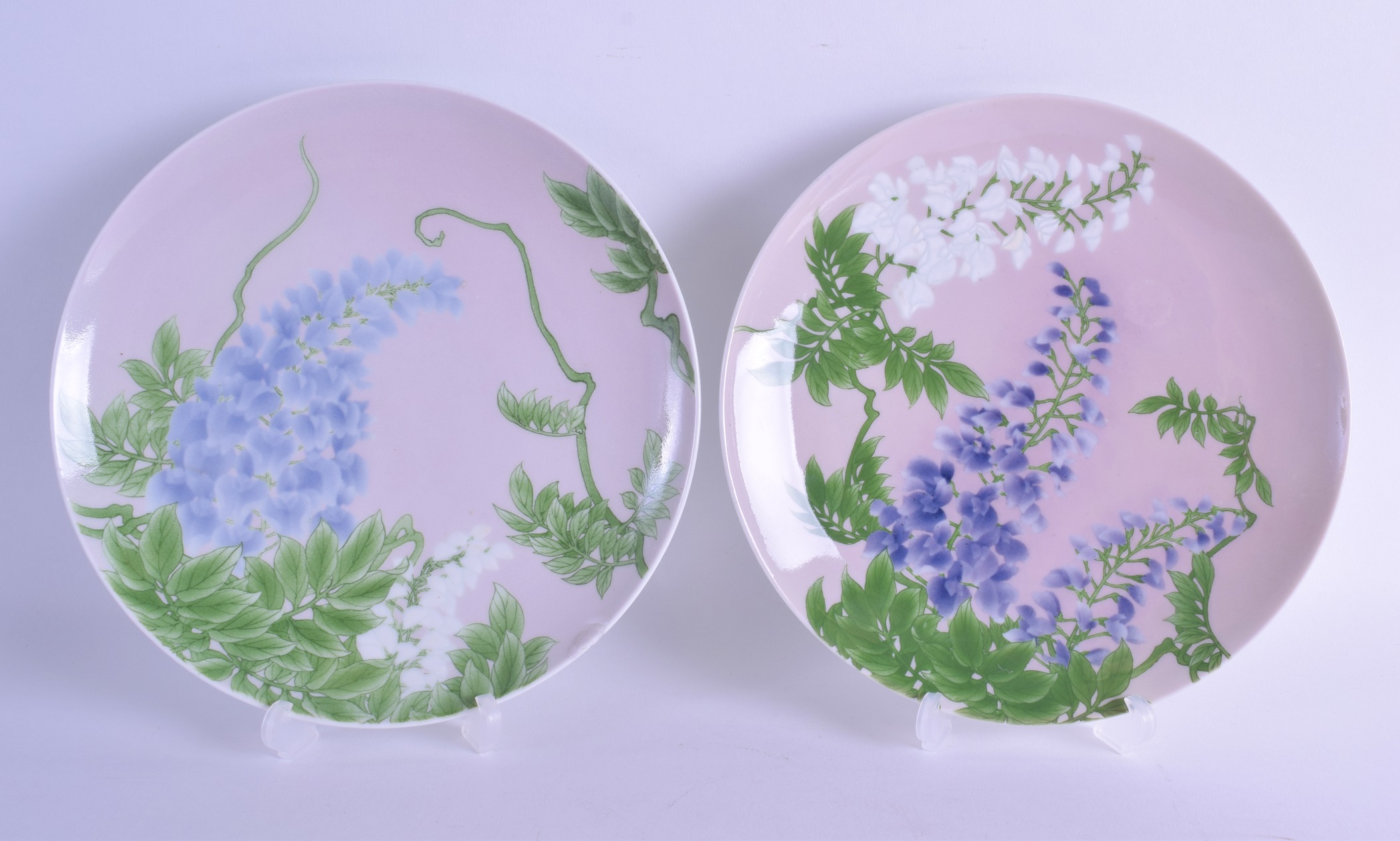 A PAIR OF LATE 19TH CENTURY JAPANESE MEIJI PERIOD PLATES by Makuzu Kozan, painted with floral