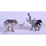 A PAIR OF HEAVY SILVER MINIATURE ELEPHANTS. 3.5 cm wide.