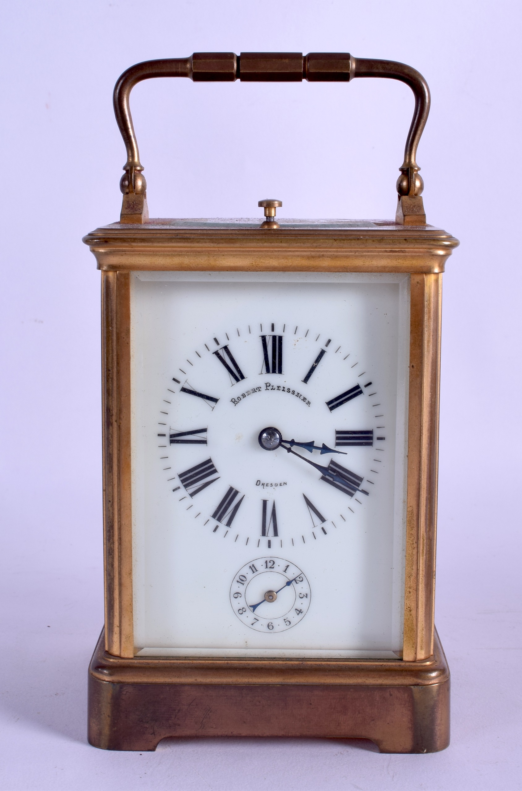 AN ANTIQUE FRENCH REPEATING BRASS CARRIAGE CLOCK by Robert Pleissner of Dresden. 18 cm high inc