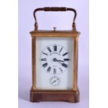 AN ANTIQUE FRENCH REPEATING BRASS CARRIAGE CLOCK by Robert Pleissner of Dresden. 18 cm high inc