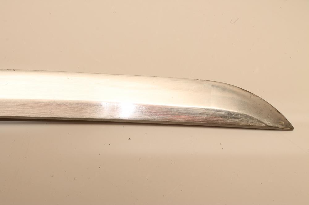 A JAPANESE SHOWA KATANA, the 26 3/4" curved blade with undulating hamon, signed tang, regulation - Image 5 of 7