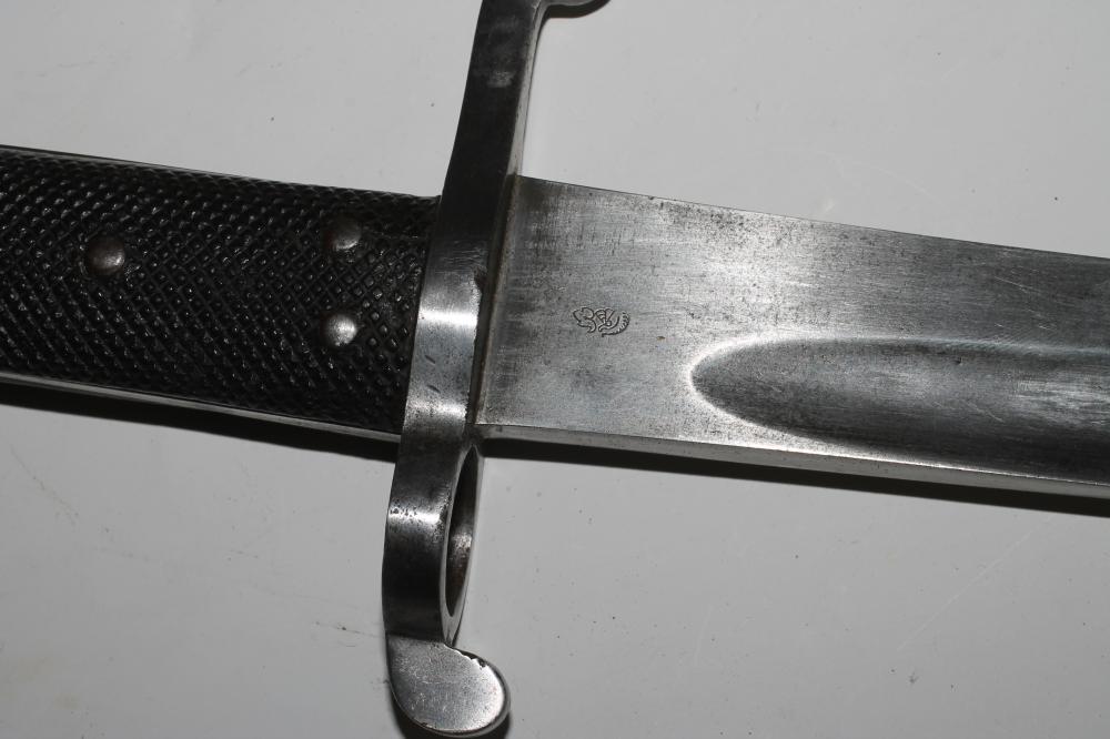 A BRITISH 1860 PATTERN BAYONET, with 22 3/4" fullered blade, cross guard stamped 2074, chequered - Image 6 of 6