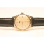 A GENTLEMAN'S JAEGAR LECOULTRE AUTOMATIC 9CT GOLD WRISTWATCH, the circular champagne dial with