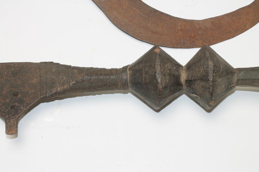 AN AFRICAN EXECUTIONER'S SWORD, the 16 1/2" blade of sickle form with chevron decoration and wood - Image 2 of 5