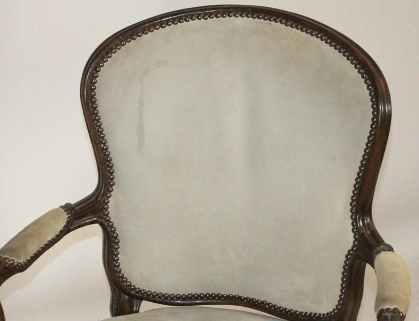 A GEORGIAN MAHOGANY FRAMED OPEN ARMCHAIR, late 18th century, in the French taste and upholstered - Image 4 of 6