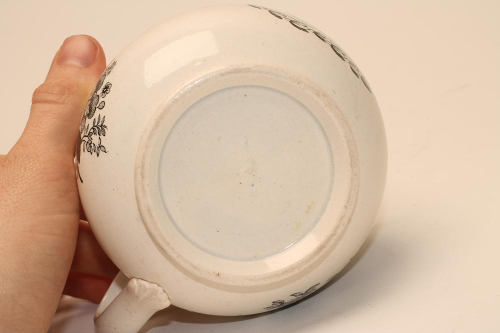 A PEARLWARE MINIATURE CHAMBER POT, c.1810, of baluster form with plain handle, printed in underglaze - Image 4 of 4