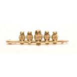 A TRI COLOUR GOLD NOVELTY BAR BROOCH modelled as five owls perched upon a naturalistically cast