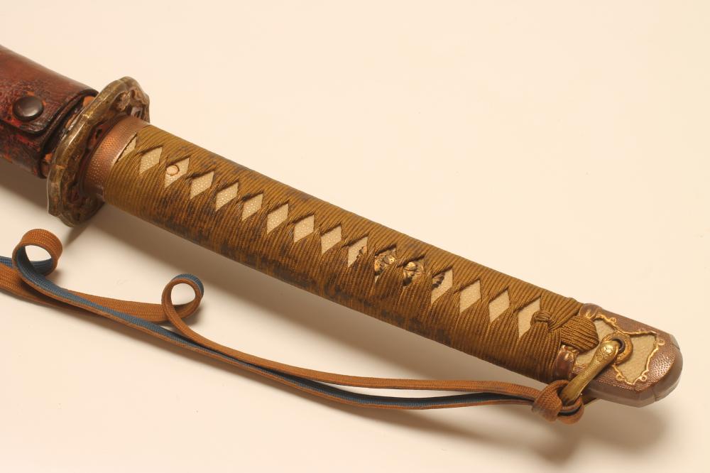 A JAPANESE SHOWA KATANA, the 26 3/4" curved blade with undulating hamon, signed tang, regulation - Image 2 of 7