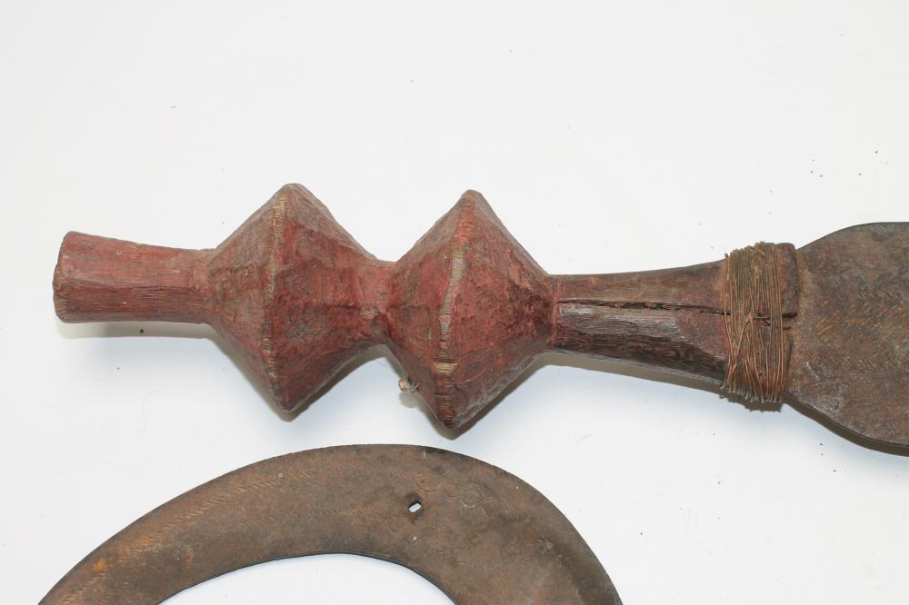 AN AFRICAN EXECUTIONER'S SWORD, the 16 1/2" blade of sickle form with chevron decoration and wood - Image 3 of 5