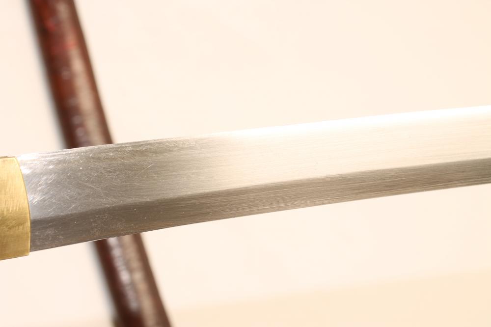 A JAPANESE SHOWA KATANA, the 26 3/4" curved blade with undulating hamon, signed tang, regulation - Image 4 of 7