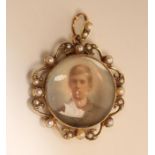A LATE VICTORIAN GOLD DOUBLE SIDED PHOTOGRAPH LOCKET, of circular form, the scroll border set with