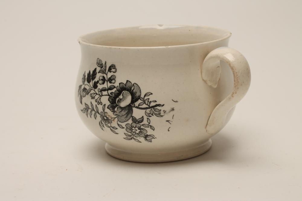 A PEARLWARE MINIATURE CHAMBER POT, c.1810, of baluster form with plain handle, printed in underglaze - Image 3 of 4