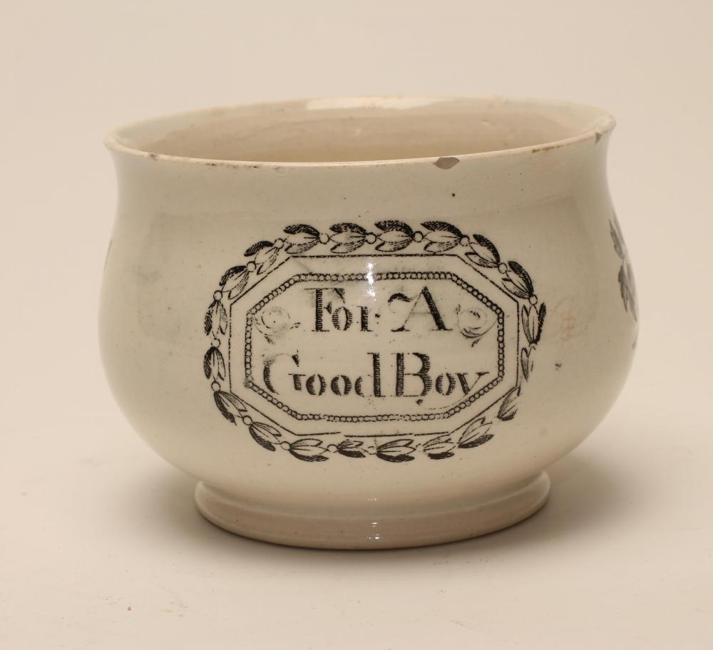 A PEARLWARE MINIATURE CHAMBER POT, c.1810, of baluster form with plain handle, printed in underglaze - Image 2 of 4