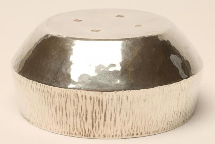 A SILVER SUGAR BASIN, maker Cecil Frederick Colyer, Edinburgh 1983, of angular bombe cylindrical - Image 2 of 2