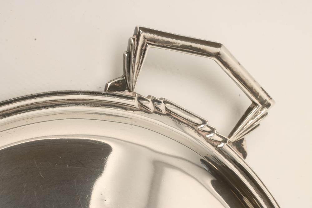 AN ART DECO SILVER TRAY, maker's mark FC, Sheffield 1933, of lobed oval form with two angular - Bild 2 aus 5