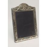 AN EDWARDIAN STYLE SILVER PHOTOGRAPH FRAME, makers Carrs, Sheffield 2010, of easel back vertical