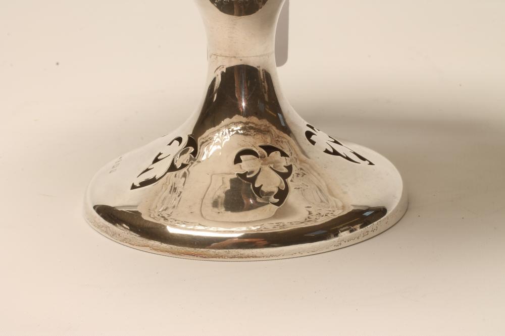 AN EDWARDIAN SILVER PEDESTAL TAZZA, maker's mark WA, Birmingham 1910, the slightly dished shaped - Image 2 of 3