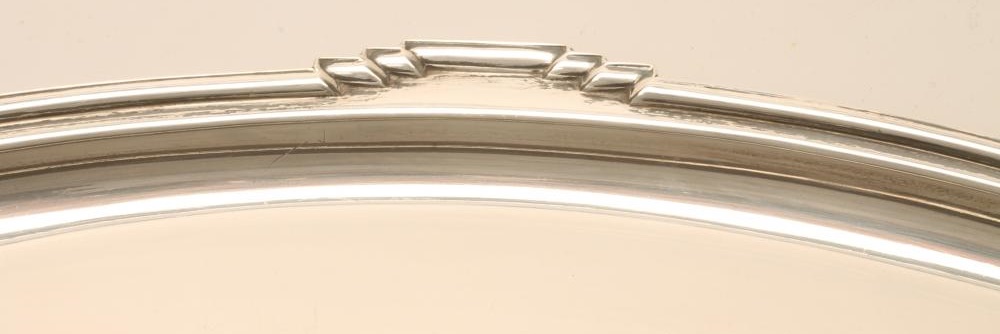AN ART DECO SILVER TRAY, maker's mark FC, Sheffield 1933, of lobed oval form with two angular - Bild 3 aus 5