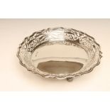 A LATE VICTORIAN SILVER DISH, makers Goldsmiths & Silversmiths Co. Ltd., London 1901, of circular