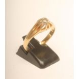 A LATE VICTORIAN GENTLEMAN'S SOLITAIRE DIAMOND RING, the old cut stone claw set to open shoulders
