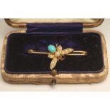 AN EDWARDIAN NOVELTY BAR BROOCH, as a fly with turquoise oval bead body, graduated seed pearl