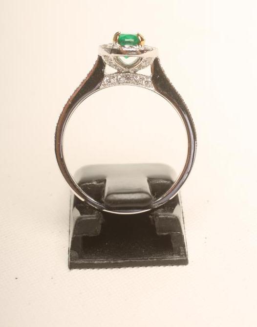AN EMERALD AND DIAMOND CLUSTER RING, the oval facet cut Columbian emerald claw set to a border of - Bild 2 aus 2