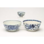 A FIRST PERIOD WORCESTER "FENCE" PATTERN PORCELAIN BOWL, c.1780, printed in underglaze blue, hatched