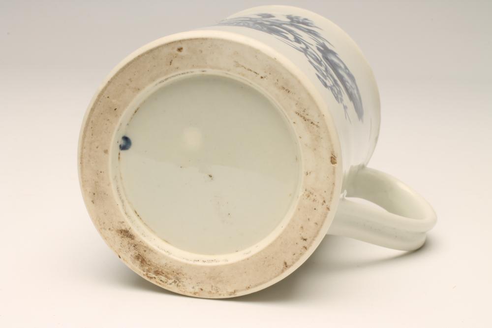 A FIRST PERIOD WORCESTER "NATURAL SPRAYS" PATTERN PORCELAIN MUG, c.1765, of plain cylindrical form - Image 4 of 4