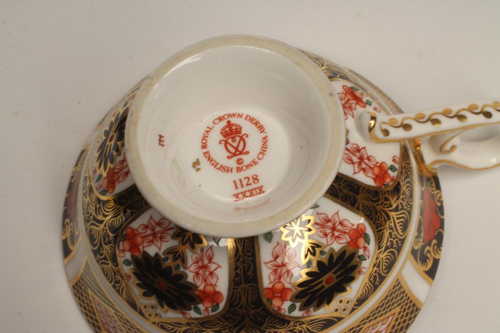 A ROYAL CROWN DERBY CHINA TEA SERVICE, modern, painted with Imari pattern No.1128 and comprising - Image 3 of 3