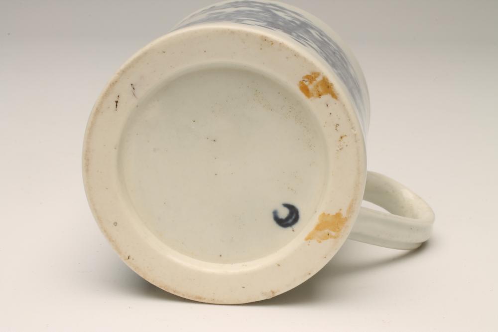 A FIRST PERIOD WORCESTER "PLANTATION" PATTERN PORCELAIN SMALL MUG, c.1775, of plain cylindrical - Image 3 of 3