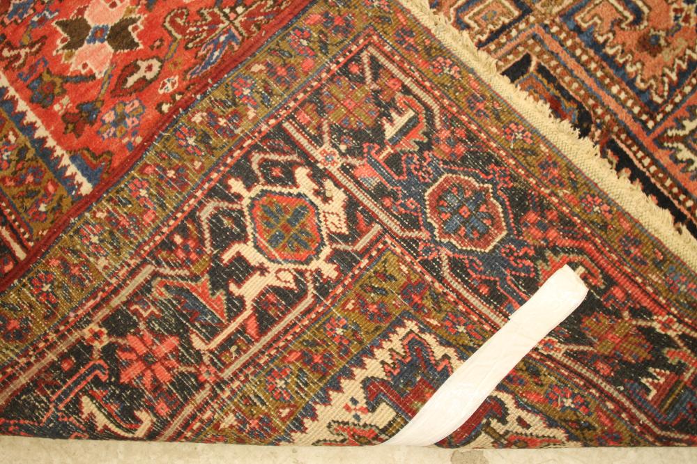 A PERSIAN WOOL CARPET, 20th century, the red floral field with large central star shaped gul and - Bild 3 aus 3