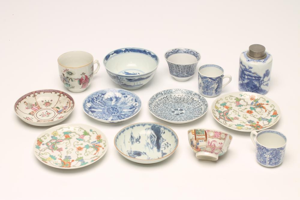 A COLLECTION OF CHINESE PORCELAIN TEA WARES, comprising a tea bowl painted in polychrome enamels