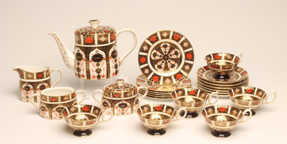 A ROYAL CROWN DERBY CHINA TEA SERVICE, modern, painted with Imari pattern No.1128 and comprising