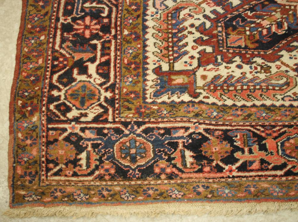 A PERSIAN WOOL CARPET, 20th century, the red floral field with large central star shaped gul and - Bild 2 aus 3