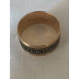 An 18ct gold mourning ring William Suger 1815 4.4gms. approximately.