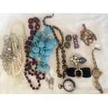 Assorted vintage jewellery.