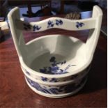 Chinese blue and white porcelain bucket 17 cm height and diam.