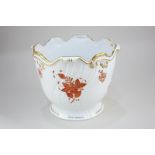 A Herend Hungarian porcelain cache pot in rust coloured Chinese Bouquet pattern, with gilt scalloped