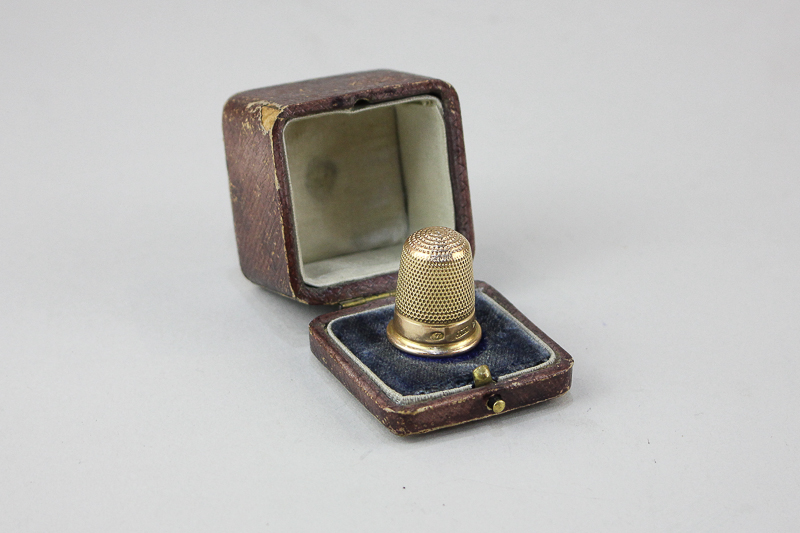 A 15ct gold thimble size 7 in fitted case, Chester 1918