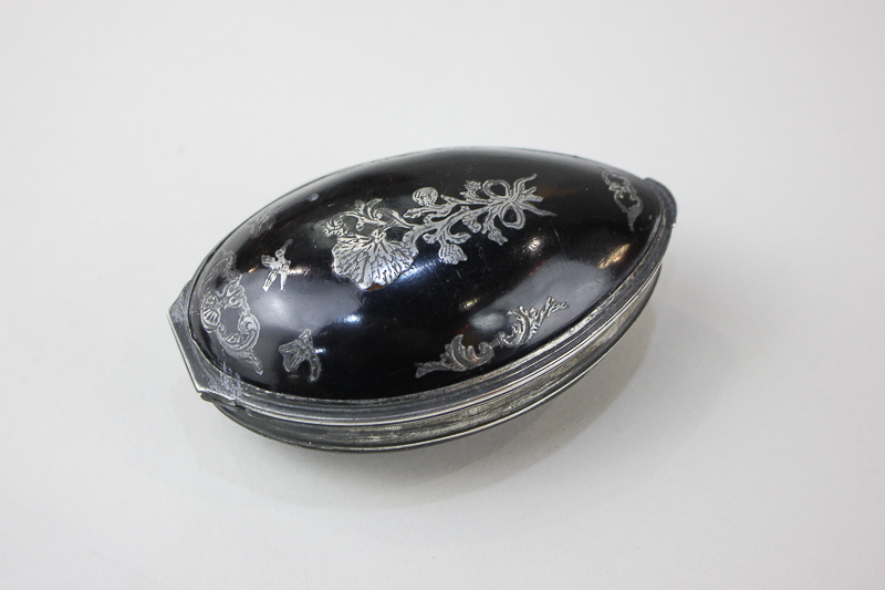 An 18th century silver mounted and pique tortoiseshell snuff box, oviform inlaid with birds and