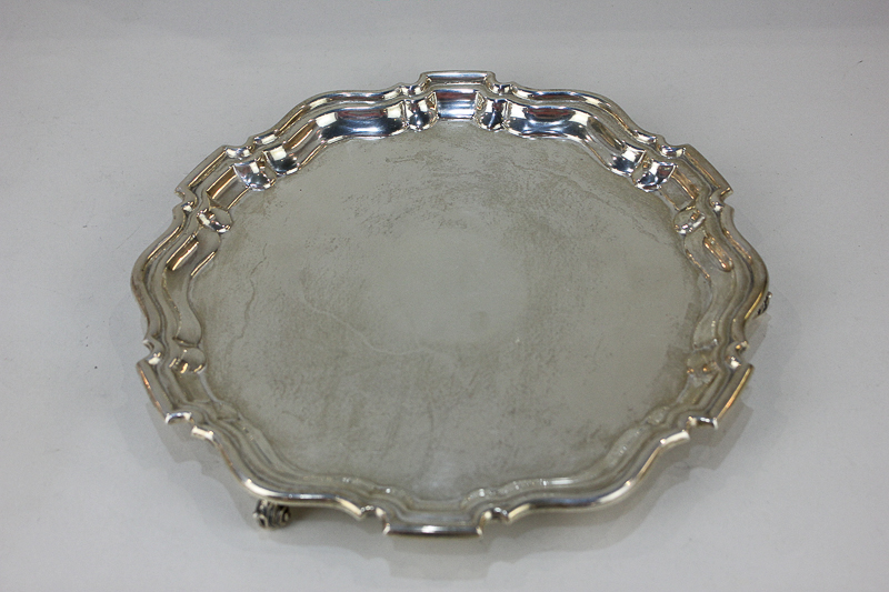 A George V silver salver, maker William Suckling Ltd, Birmingham 1933, with piecrust border, on