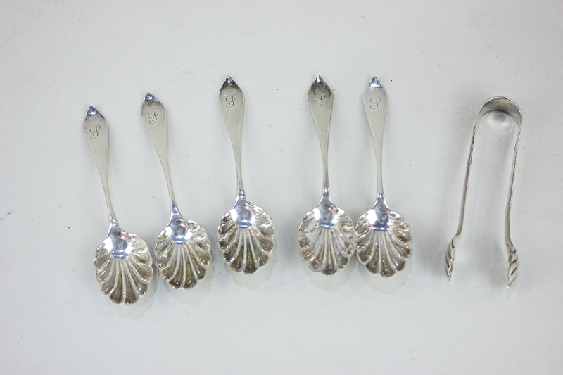 A set of five Edward VII silver coffee spoons with shell shape bowls, and matched tongs, maker James