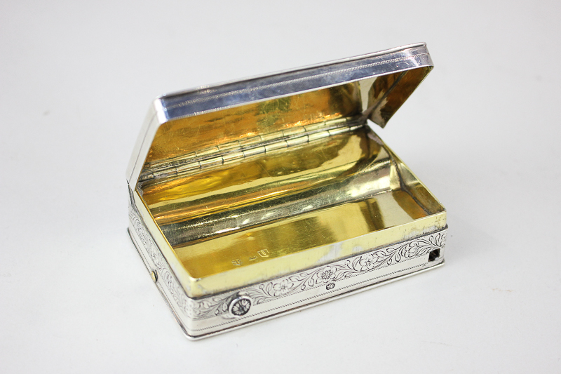 A George III silver musical snuff box, rectangular shape with engraved decoration, clockwork - Image 2 of 3