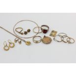 A mixed group of gold jewellery items, 23.2g gross