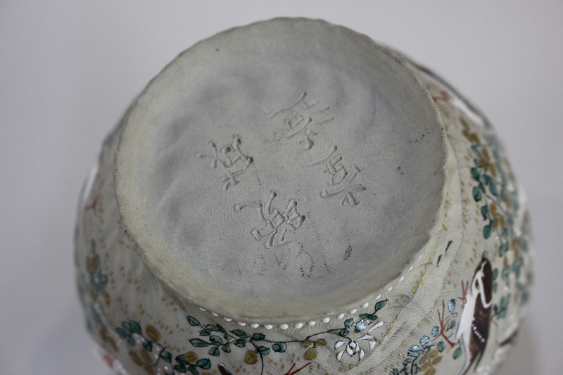 A small Japanese urn shaped vase, the body decorated with bird of prey in a flock of flying birds - Image 2 of 2